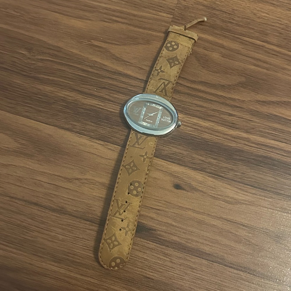 VTG 90’s Louis Vuitton Watch - Picture 2 of 10